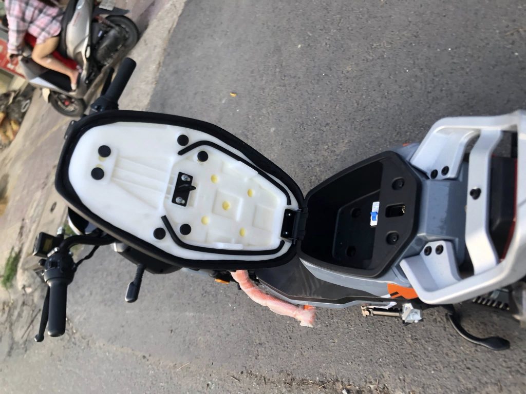 Cốp chứa đồ và sàn để chân rộng