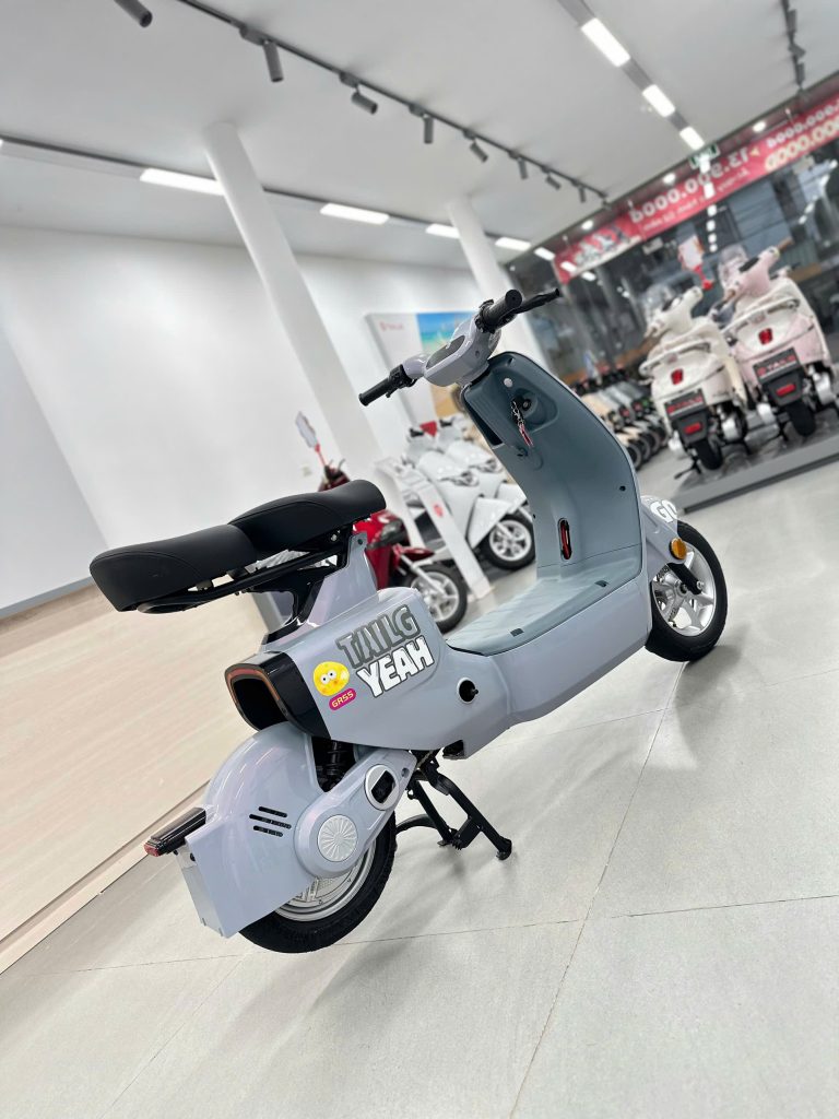 Thời gian sạc khoảng 5–6 giờ