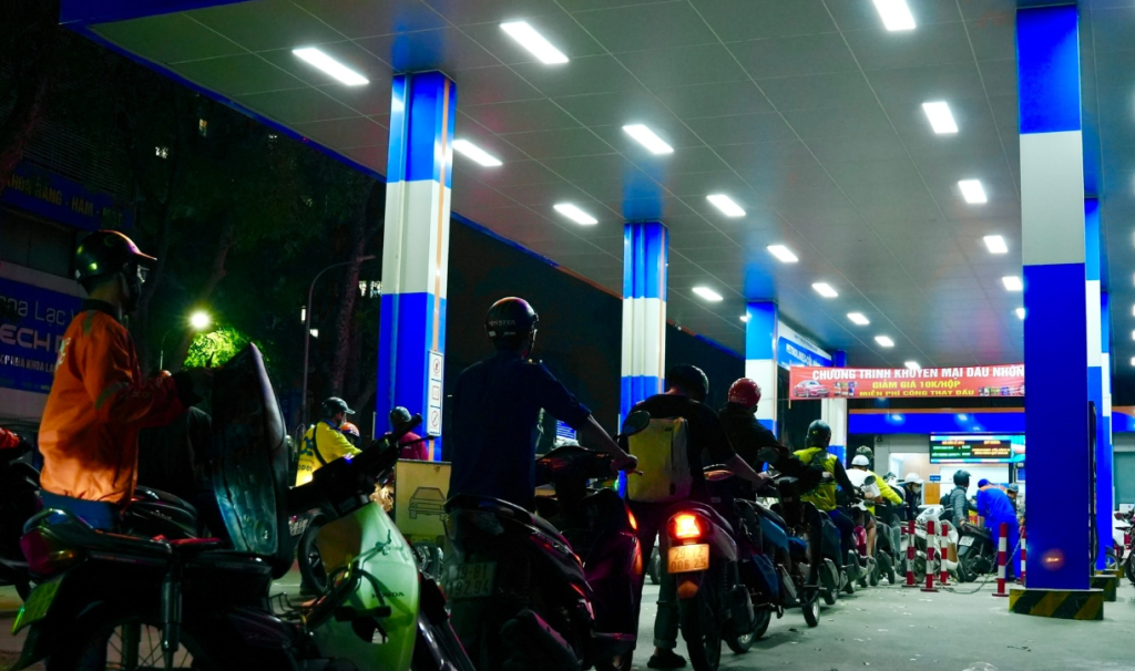 Giá xăng dầu tăng mạnh và tác động tức thời đến thị trường