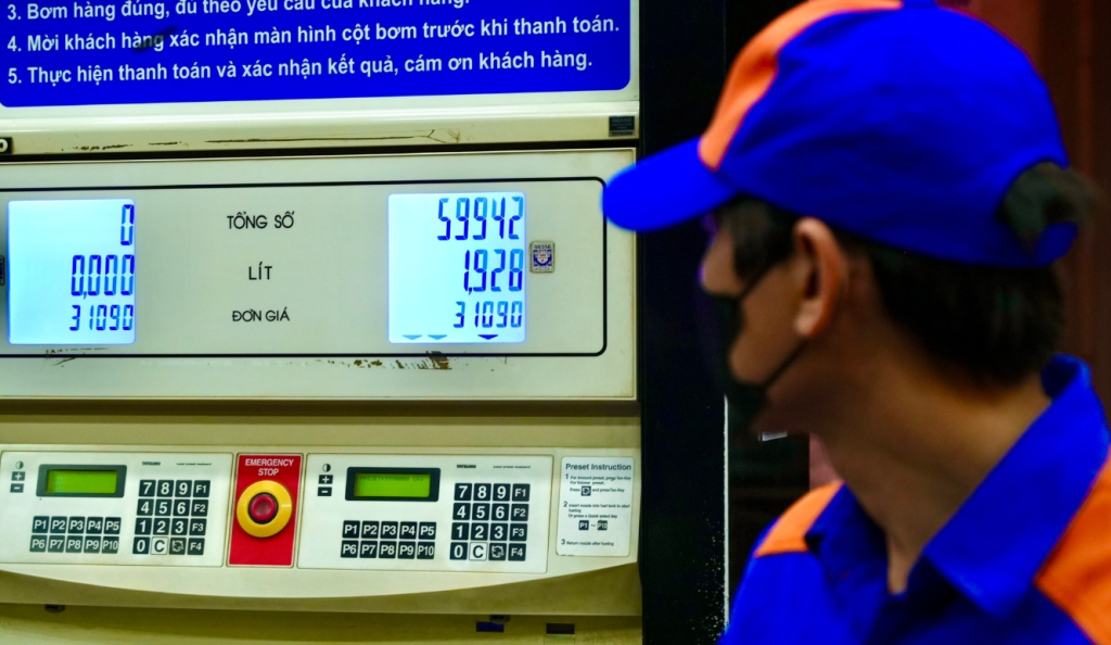 Giữa đêm 19/3, Xăng vượt 30.000 đồng/lít